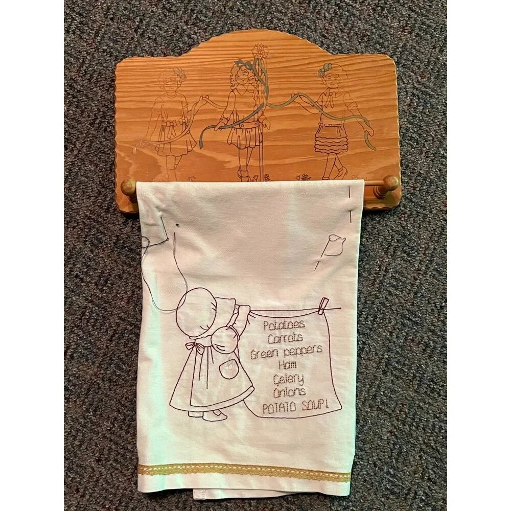 Vtg Wooden Towel Holder Maypole Dancing Plaque With Embroidered Recipe TeaCloth